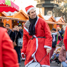 Retour en images sur le Marché de Noël en centre-ville samedi et dimanche, avec ses nombreuses animations organisées par la Ville et l'association Les commerçants de Villejuif: fanfares, Père Noël, cracheurs de feu, spectacle lumineux...[photos Xiwen Wang / Direction de la communication]