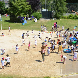 Près de 250 enfants des accueils de loisirs ont profité des jardins et jeux d'eau au stade nautique Youri-Gagarine. Plusieurs ateliers étaient proposés sous le thème de la "kermesse féérique".