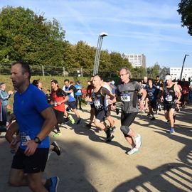 Une grande fête du sport avec près de 1500 coureur·se·s sur les 5/10km, courses jeunes et familles.Les vainqueurs des 10km ont battu le record de l'épreuve, avec la 8e meilleure performance mondiale chez les femmes!1700 euros ont été reversés à l’association Une maison au cœur de la vie, qui vient en aide aux familles dont les enfants sont hospitalisés à l’Institut Gustave-Roussy. Un grand merci aux 150 bénévoles, aux associations villejuifoises, et à tous les services de la ville.[Photos ©Anja Simonet / ©Raphaël Garnier]