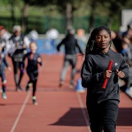 296 tours de piste bouclés lors du relais solidaire au stade Louis Dolly où des centaines de bénévoles, parents et enfants se sont rassemblés pour courir ensemble et découvrir de nouvelles activités sportives, sous le signe de la solidarité et de l’entraide.[Photos Alexandre Bonnemaison]