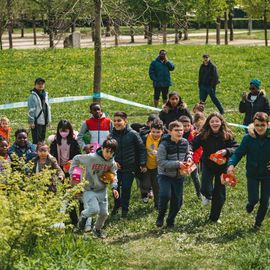 La traditionnelle chasse aux œufs du Secours populaire a encore eu du succès auprès des enfants, malgré la météo capricieuse. Une centaine de bambins bottés, de nombreux Villejuifois, bénévoles et l'équipe de la ludomobile, étaient de la partie de chasse pour financer une mission internationale. [photos: Xiwen Wang]
