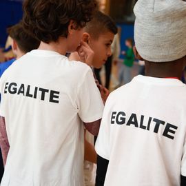Le service des Sports de la Ville organisait cette semaine un tournoi de football autour de l’Égalité et de la Fraternité. L’occasion pour les enfants de tester leurs aptitudes sportives et leurs valeurs républicaines. [Photos Lucile Cubin]