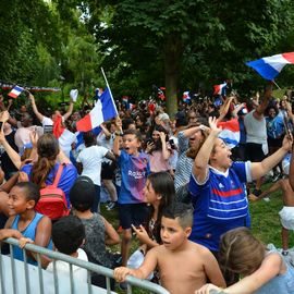 Des centaines de fans se sont réunis pour soutenir l'équipe de France en finale de la Coupe du Monde de foot et vibrer avec eux jusqu'au titre mondial !