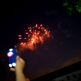 La liesse populaire du 13 juillet à Villejuif avec la guinguette, le bal variétés et le feu d'artifice de retour au parc Pablo Neruda.