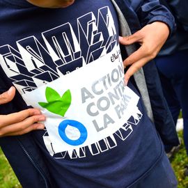 Le 9 mai, les collégiens ont couru dans le parc des Hautes Bruyères au profit de l'association Action Contre la Faim.Les élèves devaient rechercher des parrains (familles, voisins, proches, etc) qui les sponsorisent pour la course, en fonction du nombre de tours effectués!