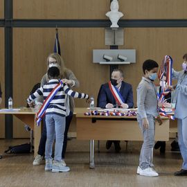 Le Conseil municipal des enfants 2022 est installé: ils sont en CE2, CM1 et CM2 et sont les nouveaux membres du Conseil municipal des enfants. Mercredi 2 février, ils étaient 22 à l'occasion de leur séance d'installation avec le Maire, les élues à l'éducation, la petite enfance et à la participation citoyenne. [Photos Alex Bonnemaison]