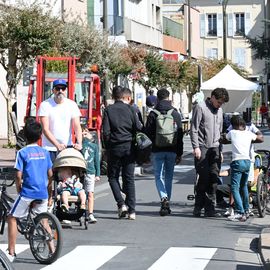 A pied, à vélo, en trottinette, en roller ou en poussette... ce dimanche 18 septembre, la Journée sans voiture a permis aux Villejuifois et Villejuifoises de tous âges de profiter des rues du centre-ville en toute sécurité et sérénité.[Photos Anja Simonet]