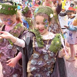 Un carnaval sur le thème du printemps pour les Accueils de Loisirs qui ont défilé dans Villejuif pour mettre de la couleur dans les rues.