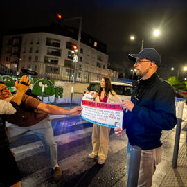 Vous étiez plusieurs centaines pour profiter des animations proposées pour cette Nuit Blanche 2025, et notamment l'installation exceptionnelle de L’Usine de film amateur de Michel Gondry, pour vivre l’expérience d’un film de A à Z : scénario, montage, effets spéciaux, doublage... jusqu’à la projection finale. [photos Xiwen Wang]