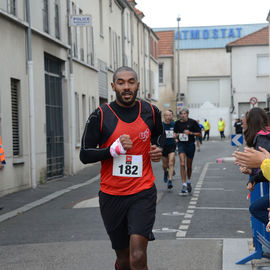 30e édition de la Corrida de Villejuif avec 2 courses adultes et 5 courses enfants.L'intégralité des photos des courses adultes sur https://t.co/T5aKXuC3KB