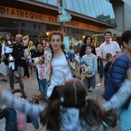 Des centaines de spectateurs massés devant la scène pour chanter avec Lisandro Cuxi, François Feldman etJoniece Jamison, danser avec le Staries Show ou applaudir le travail des musiciens et danseurs la MPT Gérard-Philipe et des Conservatoires.