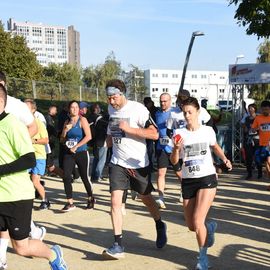 Une grande fête du sport avec près de 1500 coureur·se·s sur les 5/10km, courses jeunes et familles.Les vainqueurs des 10km ont battu le record de l'épreuve, avec la 8e meilleure performance mondiale chez les femmes!1700 euros ont été reversés à l’association Une maison au cœur de la vie, qui vient en aide aux familles dont les enfants sont hospitalisés à l’Institut Gustave-Roussy. Un grand merci aux 150 bénévoles, aux associations villejuifoises, et à tous les services de la ville.[Photos ©Anja Simonet / ©Raphaël Garnier]