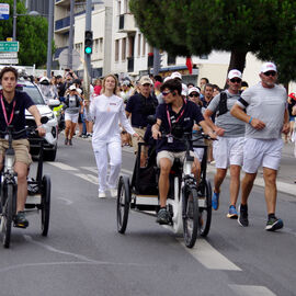 Sportifs amateurs, entrepreneurs, para-athlètes... ils étaient 15, sur la portion villejuifoise du parcours, à se relayer pour porter la flamme olympique des Jeux de Paris 2024.  [photos Sylvie Grima, Xiwen Wang, Lucile Cubin, direction de la Communication]