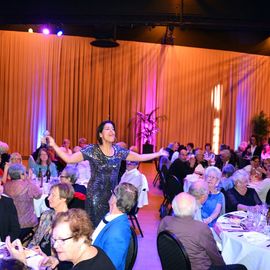 Danse ou spectacle, mais toujours autour d'un repas festif, 2 façons de se retrouver et commencer l'année dans la joie et la convivialité.