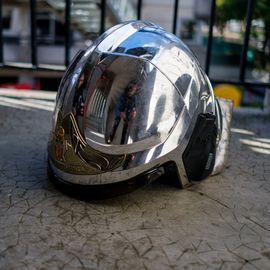 Escalader la grande échelle, traverser un tunnel enfumé, manier la lance à incendie, s'initier aux gestes de 1ers secours ou monter dans un vrai camion de pompier... les portes ouvertes du centre de secours de Villejuif ont ouvert un monde merveilleux aux petits et grands venus découvrir ce lieu emblématique !