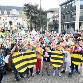 Un carnaval sur le thème du printemps pour les Accueils de Loisirs qui ont défilé dans Villejuif pour mettre de la couleur dans les rues.
