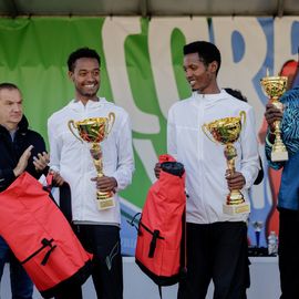 Avec près de 800 coureur·se·s et marcheur·se·s le matin et autant de jeunes et de familles l'après-midi, cette 34e édition a été de nouveau un événement sportif majeur à Villejuif et une journée de fête dans le parc des hautes-Bruyères baigné par le soleil d'automne !