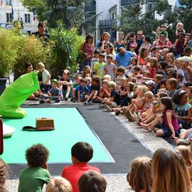 Des trapézistes renversants, une clown malicieuse, un quatuor de comédiens irrésistibles, des équilibristes dresseurs de poules et une fanfare déjantée.