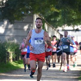 Une grande fête du sport avec près de 1500 coureur·se·s sur les 5/10km, courses jeunes et familles.Les vainqueurs des 10km ont battu le record de l'épreuve, avec la 8e meilleure performance mondiale chez les femmes!1700 euros ont été reversés à l’association Une maison au cœur de la vie, qui vient en aide aux familles dont les enfants sont hospitalisés à l’Institut Gustave-Roussy. Un grand merci aux 150 bénévoles, aux associations villejuifoises, et à tous les services de la ville.[Photos ©Anja Simonet / ©Raphaël Garnier]