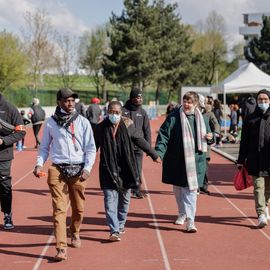 296 tours de piste bouclés lors du relais solidaire au stade Louis Dolly où des centaines de bénévoles, parents et enfants se sont rassemblés pour courir ensemble et découvrir de nouvelles activités sportives, sous le signe de la solidarité et de l’entraide.[Photos Alexandre Bonnemaison]