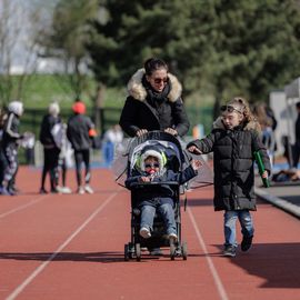 296 tours de piste bouclés lors du relais solidaire au stade Louis Dolly où des centaines de bénévoles, parents et enfants se sont rassemblés pour courir ensemble et découvrir de nouvelles activités sportives, sous le signe de la solidarité et de l’entraide.[Photos Alexandre Bonnemaison]