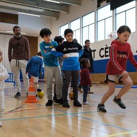 Pour donner aux parents la possibilité de faire du sport sans organiser la garde des enfants, le service des Sports donne rendez-vous aux familles de 9h à 12h, un samedi par mois: renforcement musculaire, Pilates, step, Zumba, pour les adultes... et escalade ou jeux de plein air pour les enfants de 3 à 11 ans.[Photos Sylvie Grima]