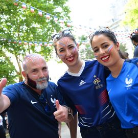 Des centaines de fans se sont réunis pour soutenir l'équipe de France en finale de la Coupe du Monde de foot et vibrer avec eux jusqu'au titre mondial !