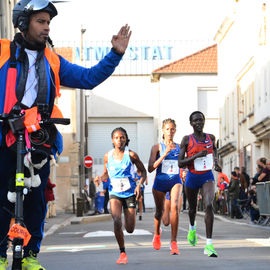 Un plateau élite relevé sur le 10km couru en moins de 29mn, de nombreux coureurs et marcheurs amateurs sur le 10, le 5 et le Run'N'Bike, et la relève déjà assurée avec les courses des jeunes l'après-midi!