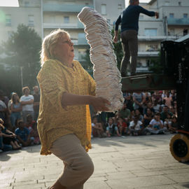 Clowns, acrobates, danseurs, fanfares et installations interactives ont fait vibrer le quartier Mermoz et le centre-ville ce week-end!Vous avez nombreux·ses cette année encore à vous déplacer pour profiter de ces animations gratuites et spectacles de rue programmés par le Théâtre Romain Rolland.[photos Xiwen Wang]