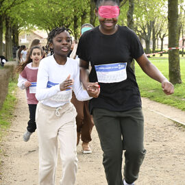 Dans le cadre de la semaine olympique et paralympique, mardi 2 avril, une centaine d’élèves de 6e de 4 collèges de Villejuif ont organisé dans le parc des hautes Bruyères une course en binôme avec un élève-guideur et un élève-guidé, les yeux masqués pour simuler le handicap. La course contre la faim vise à récolter des fonds pour Action contre la faim, pour des projets alimentaires dans le cadre de la solidarité internationale. [photos Lucile Cubin]