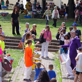 Chaude journée pour accueillir la flamme olympique ce dimanche 21 juillet!Dès le matin, vous étiez 1500 avec les associations et clubs de la ville, pour parader dans les rues de Villejuif, aux couleurs des anneaux, jusqu'au parc des Hautes-Bruyères, afin de profiter des animations, jeux, spectacles en attendant le passage des relayeurs.Dans les rues de Villejuif, des milliers d'habitants étaient massés tout le longe des 4km du parcours entre l'institut Gustave Roussy et le MAC VAL Musée d'Art Contemporain du Val-de-Marne de Vitry-sur-Seine! [photos Sylvie Grima, Xiwen Wang, Lucile Cubin, direction de la Communication]