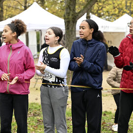 Nouveau succès pour la 3e édition du cross de Villejuif organisé par l'Asfi. Seulement quelques gouttes de pluie et beaucoup de moins de boue cette année mais un parcours toujours aussi exigeant sur les pelouses et buttes du parc des Hautes-Bruyères, qui a accueilli les courses de toutes les catégories, des Eveils (6-9 ans) au Masters (34 ans et plus). Cette année, ce cross accueillait aussi pour la 1ère fois le championnat régional Sport Adapté, avec 35 coureurs au départ du parcours de 2000m ! [Photos Direction de la Communication, Lucile Cubin]