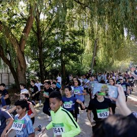 Avec près de 800 coureur·se·s et marcheur·se·s le matin et autant de jeunes et de familles l'après-midi, cette 34e édition a été de nouveau un événement sportif majeur à Villejuif et une journée de fête dans le parc des hautes-Bruyères baigné par le soleil d'automne !