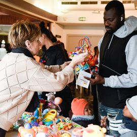 Encore un franc succès pour la Trocante des Parents !Après avoir déposé des objets devenus inutiles pendant les semaines précédant l'évènement, plus de 120 familles ont pu, ce dimanche 2 avril, utiliser leurs points ainsi récoltés pour venir chercher de nouveaux objets pour leurs enfants:jeux et jouets, vêtements, accessoires de puériculture...[photos Lucile Cubin]