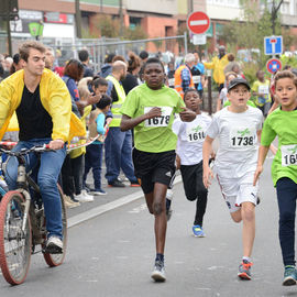 30e édition de la Corrida de Villejuif avec 2 courses adultes et 5 courses enfants.L'intégralité des photos des courses adultes sur https://t.co/T5aKXuC3KB