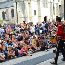 Des trapézistes renversants, une clown malicieuse, un quatuor de comédiens irrésistibles, des équilibristes dresseurs de poules et une fanfare déjantée.