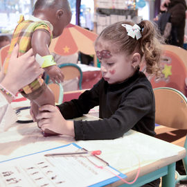 Pendant 2 semaines, la ville a choisi de mettre en valeur le droit à la santé des enfants avec des conférences et ateliers, des expos, des formations et de nombreuses animations et jeux pour les enfants et leurs parents.[photos Sylvie Grima / Lucile Cubin]