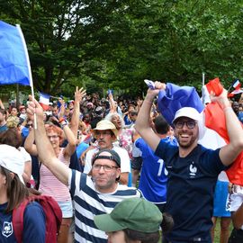 Des centaines de fans se sont réunis pour soutenir l'équipe de France en finale de la Coupe du Monde de foot et vibrer avec eux jusqu'au titre mondial !