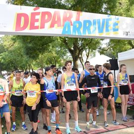 Une grande fête du sport avec près de 1500 coureur·se·s sur les 5/10km, courses jeunes et familles.Les vainqueurs des 10km ont battu le record de l'épreuve, avec la 8e meilleure performance mondiale chez les femmes!1700 euros ont été reversés à l’association Une maison au cœur de la vie, qui vient en aide aux familles dont les enfants sont hospitalisés à l’Institut Gustave-Roussy. Un grand merci aux 150 bénévoles, aux associations villejuifoises, et à tous les services de la ville.[Photos ©Anja Simonet / ©Raphaël Garnier]