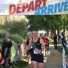 Une grande fête du sport avec près de 1500 coureur·se·s sur les 5/10km, courses jeunes et familles.Les vainqueurs des 10km ont battu le record de l'épreuve, avec la 8e meilleure performance mondiale chez les femmes!1700 euros ont été reversés à l’association Une maison au cœur de la vie, qui vient en aide aux familles dont les enfants sont hospitalisés à l’Institut Gustave-Roussy. Un grand merci aux 150 bénévoles, aux associations villejuifoises, et à tous les services de la ville.[Photos ©Anja Simonet / ©Raphaël Garnier]