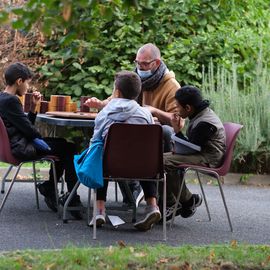 Les habitants du quartier Nord-Est sont venus très nombreux à la Maison Pour Tous Jules Vallès ce week-end pour célébrer entre amis ou voisins ou en famille... l'anniversaire de cet équipement public et de proximité historique inauguré en 1972.Au programme: visite théâtralisée, jeux, fresque collaborative, concert...[Photos Sylvie Grima]