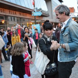 Des centaines de spectateurs massés devant la scène pour chanter avec Lisandro Cuxi, François Feldman etJoniece Jamison, danser avec le Staries Show ou applaudir le travail des musiciens et danseurs la MPT Gérard-Philipe et des Conservatoires.