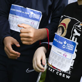 Dans le cadre de la semaine olympique et paralympique, mardi 2 avril, une centaine d’élèves de 6e de 4 collèges de Villejuif ont organisé dans le parc des hautes Bruyères une course en binôme avec un élève-guideur et un élève-guidé, les yeux masqués pour simuler le handicap. La course contre la faim vise à récolter des fonds pour Action contre la faim, pour des projets alimentaires dans le cadre de la solidarité internationale. [photos Lucile Cubin]