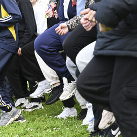 Dans le cadre de la semaine olympique et paralympique, mardi 2 avril, une centaine d’élèves de 6e de 4 collèges de Villejuif ont organisé dans le parc des hautes Bruyères une course en binôme avec un élève-guideur et un élève-guidé, les yeux masqués pour simuler le handicap. La course contre la faim vise à récolter des fonds pour Action contre la faim, pour des projets alimentaires dans le cadre de la solidarité internationale. [photos Lucile Cubin]