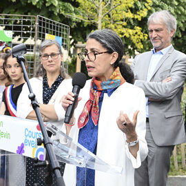 Mardi 20 mai avait lieu l'inauguration officielle de la cour Eveil de l'école Paul Langevin.Après les travaux durant l'été, les élèves avaient découvert leur nouvelle cour à la rentrée de septembre, mais il aura fallu attendre le printemps pour que les plantations prennent toute leur place dans ce nouvel espace végétalisé, pensé avec les enfants, les enseignants, les parents, les agents... Une nouvelle cour de récré permet un meilleur partage de l'espace entre les différentes activités, entre les filles et les garçons, et apporte verdure et fraicheur dans un lieu auparavant très bétonné.[photos Lucile Cubin]