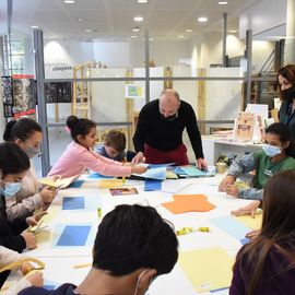 Avec  de  nombreux·ses  artistes  de  l’écriture,  du  dessin  et  de  bien  d’autres  disciplines,  des  penseur·euse·s,   les   acteurs   culturels   du   territoire  et  les  deux  librairies  villejuifoises,  ce  festival est une invitation à la création, au partage et à l’expérimentation