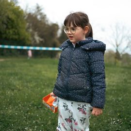 La traditionnelle chasse aux œufs du Secours populaire a encore eu du succès auprès des enfants, malgré la météo capricieuse. Une centaine de bambins bottés, de nombreux Villejuifois, bénévoles et l'équipe de la ludomobile, étaient de la partie de chasse pour financer une mission internationale. [photos: Xiwen Wang]