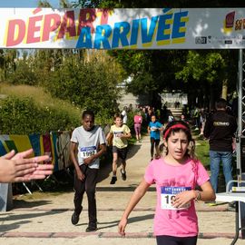 Une grande fête du sport avec près de 1500 coureur·se·s sur les 5/10km, courses jeunes et familles.Les vainqueurs des 10km ont battu le record de l'épreuve, avec la 8e meilleure performance mondiale chez les femmes!1700 euros ont été reversés à l’association Une maison au cœur de la vie, qui vient en aide aux familles dont les enfants sont hospitalisés à l’Institut Gustave-Roussy. Un grand merci aux 150 bénévoles, aux associations villejuifoises, et à tous les services de la ville.[Photos ©Anja Simonet / ©Raphaël Garnier]