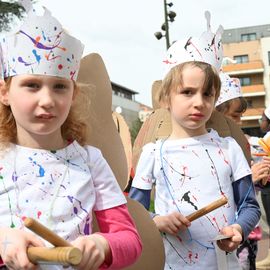 Un carnaval sur le thème du printemps pour les Accueils de Loisirs qui ont défilé dans Villejuif pour mettre de la couleur dans les rues.