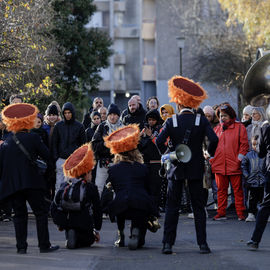 Vous étiez plusieurs centaines samedi 2 décembre à braver le froid pour célébrer la mémoire de ce quartier bientôt transformé : exposition, goûter, fanfare, projections géantes, et impressionnante traversée du quartier sur un fil tendu à 27m de haut![photos Alex Bonnemaison]